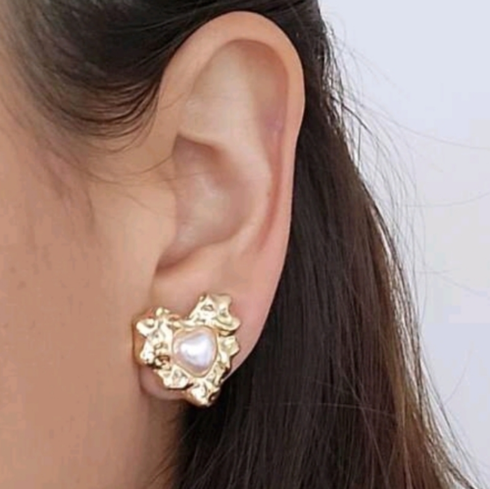 NEW! 14k Gold Plated Pearl Asymetrical Hammered Heart Shape Stud Earrings - Picture 4 of 5